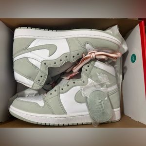 2021
Wmns Air Jordan 1 Retro High OG 'Seafoam'